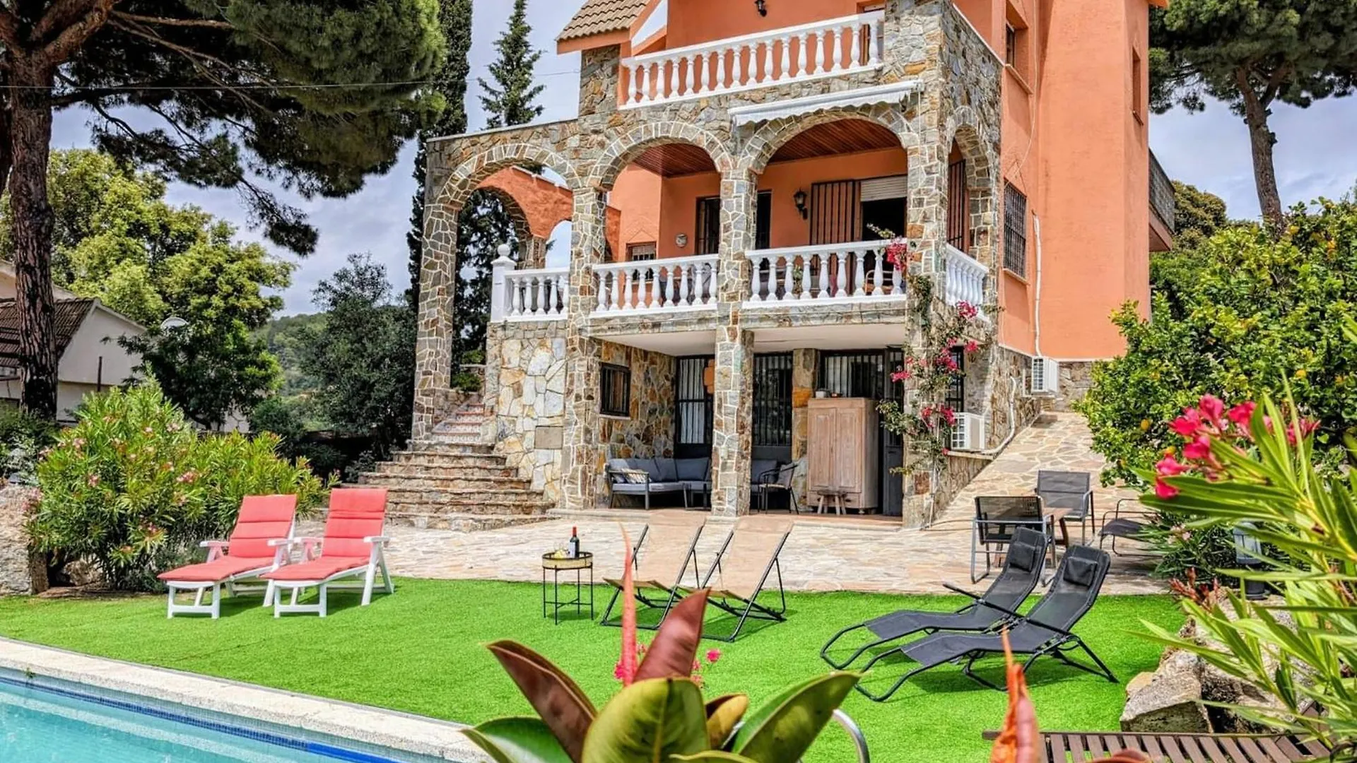 Bravaholidays 640 Casa Romantica contacts